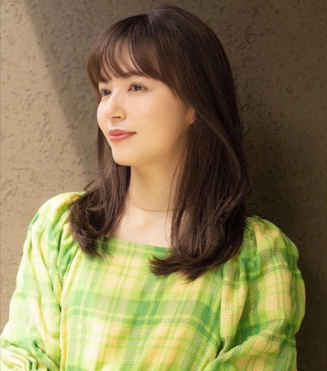 空气刘海适合的卷发造型中长发,卷发筒卷空气刘海