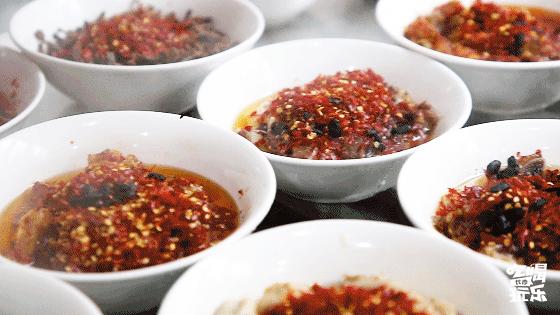 一场烟花登顶热搜！满城美食火成顶流，这座夏日小城太宝藏了！