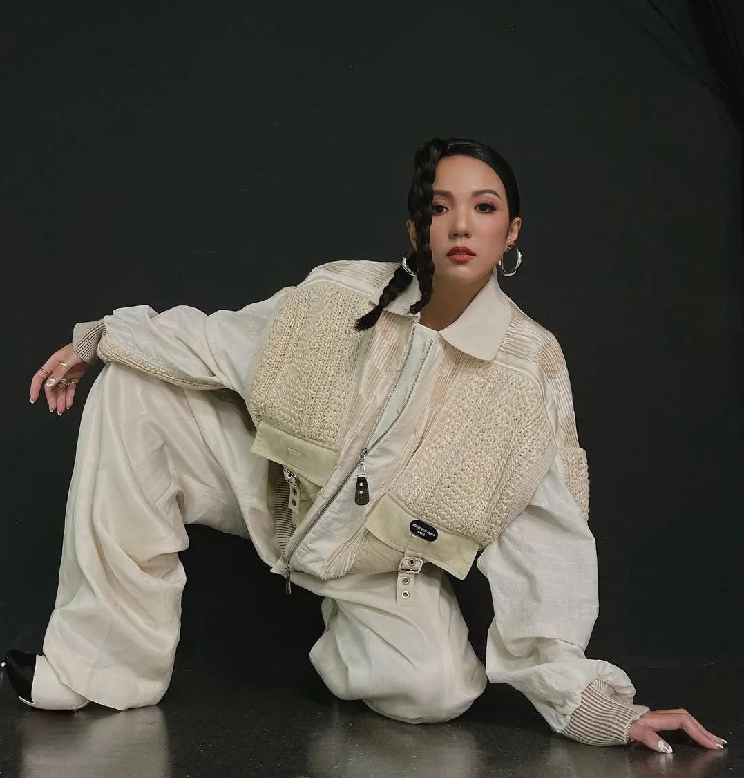 秋日马甲穿搭的n种,春天咖色格子针织马甲怎么搭配