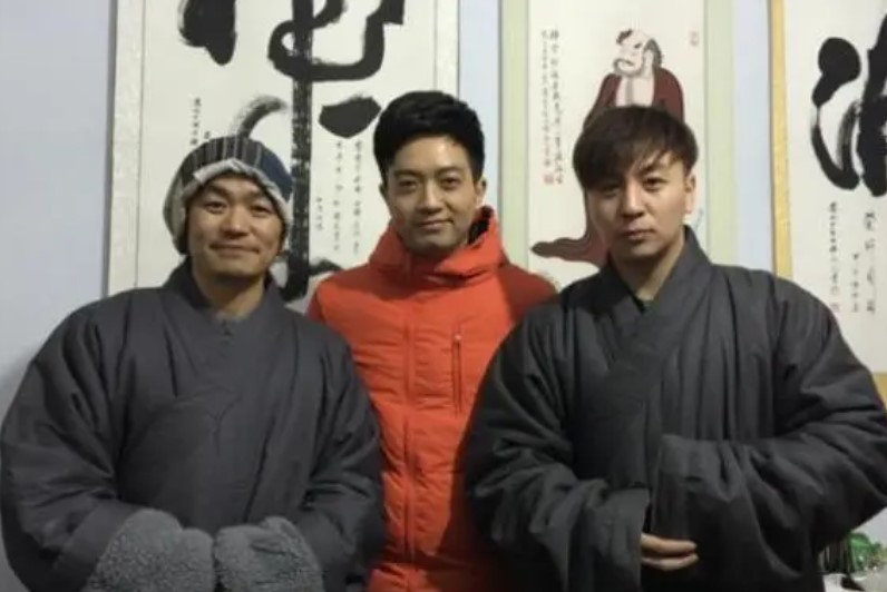 少林寺释永信一年收入多少钱,现在释永信方丈为什么不披袈裟