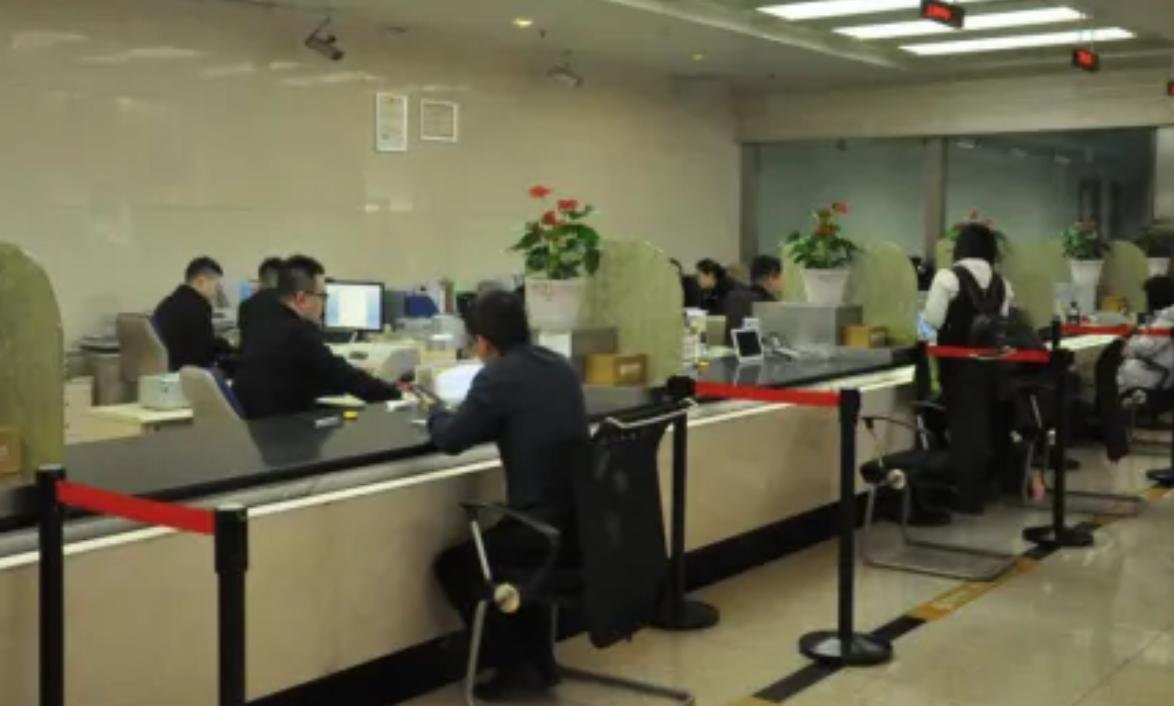 去银行办理业务，柜员总会向客户推销信用卡，为什么呢？