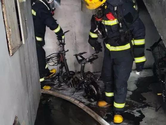 锂电池电动车自燃需要什么灭火器,锂电池电瓶车爆炸怎么灭火