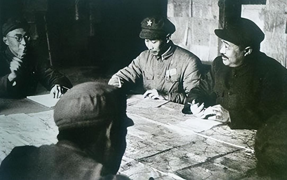 1955年毛主席审阅元帅名单，看到贺龙名字时笑道：他可是个好配角