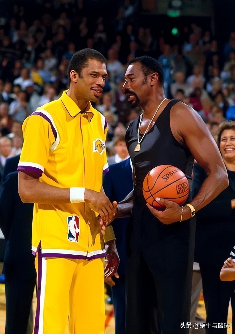 贾巴尔破纪录的时候,张伯伦祝贺贾巴尔总得分超越自己