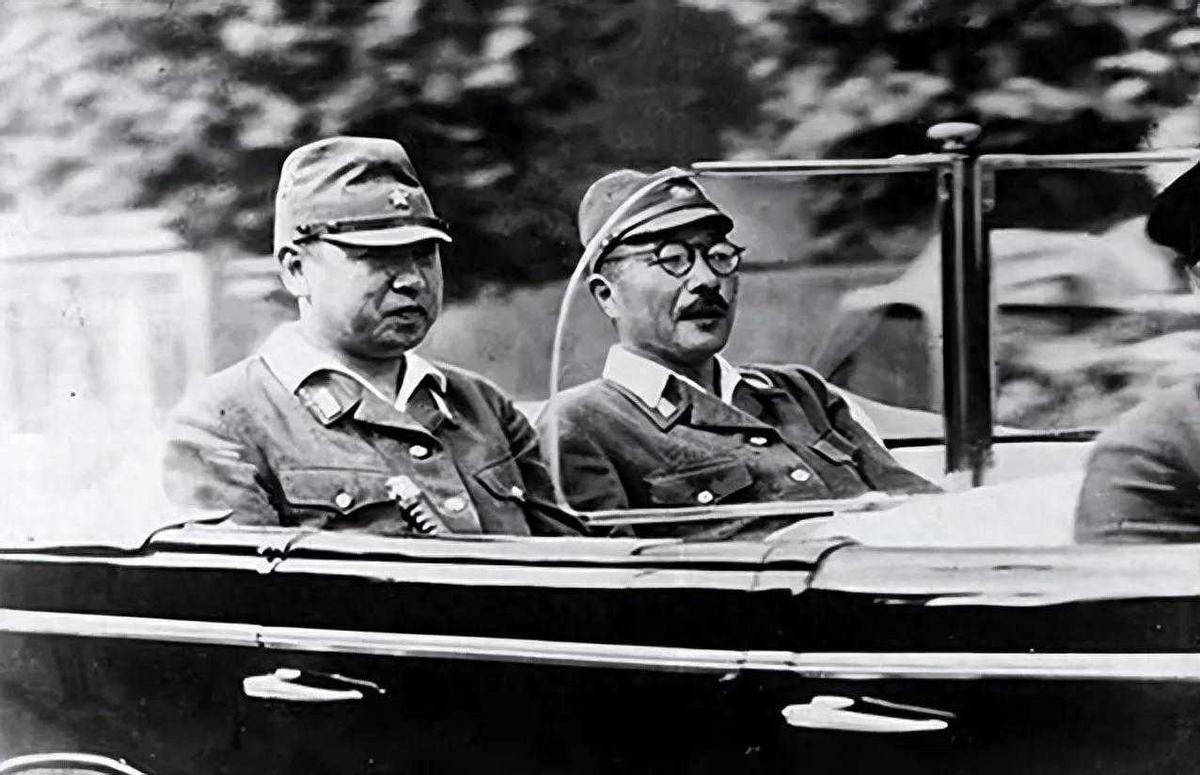 1900年，北京富户人家，服饰臃肿华美，精神状态很佳