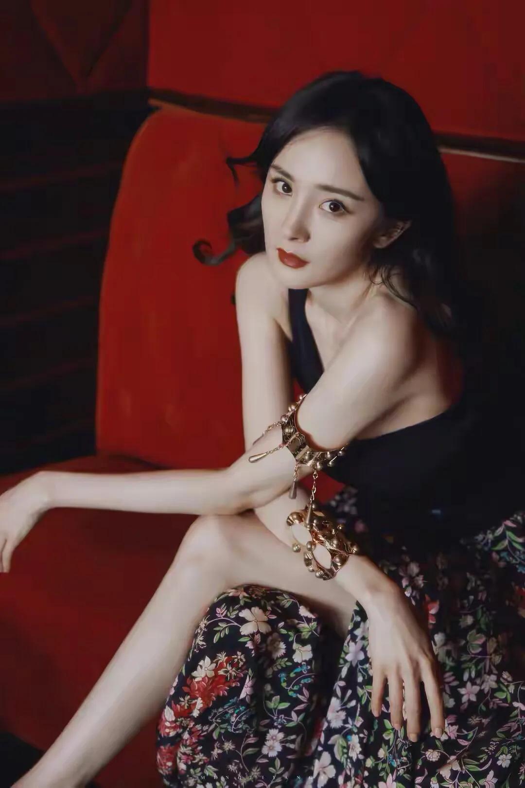 杨幂一天2大丑闻？疑和王俊凯谈恋爱，组织旗下女艺人身体交易