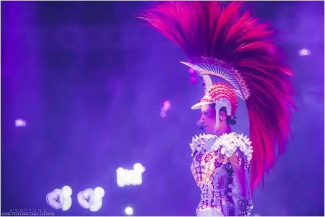 50多岁的郑秀文自律使身材曼妙 (50岁的郑秀文迎来了她的时髦巅峰)