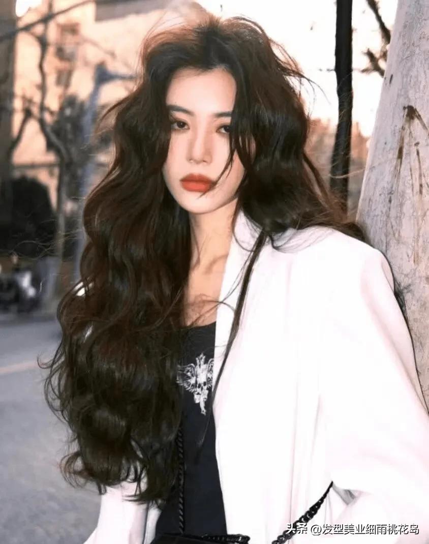 中年妇女中长发怎么烫好看,烫的中长发怎么扎好看