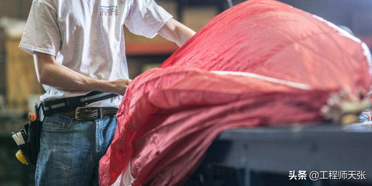 飞机失事为什么不能背降落伞包,民航客机为什么不安装大型降落伞