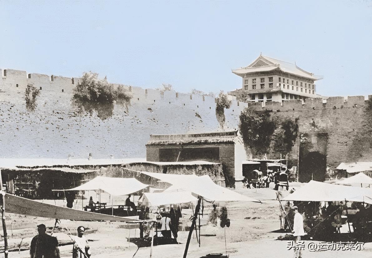 老照片里的汉奸,两个女汉奸与日寇合影