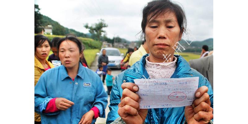 凤凰男母亲退出家族群：“红包你们发100，让我发8000，想得美”