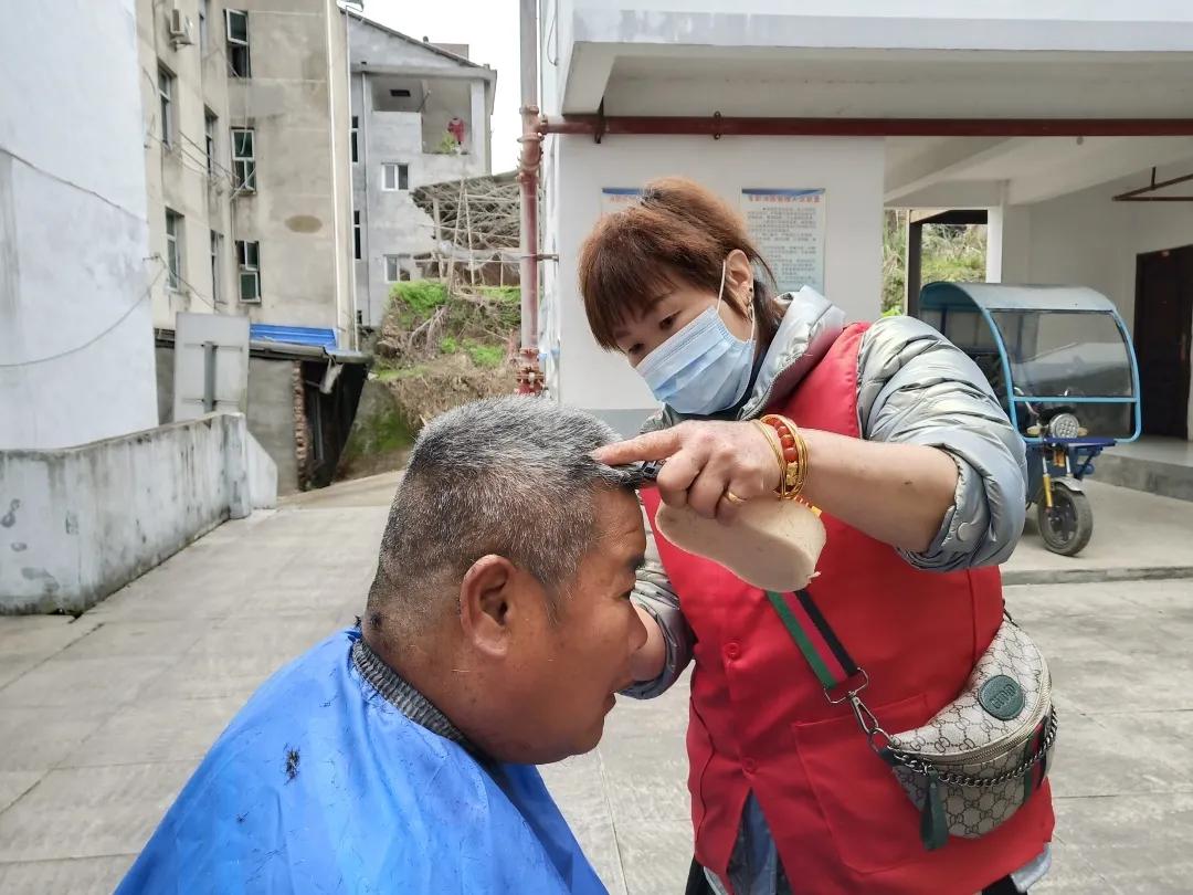 志愿者给敬老院老人理发,社区志愿者免费为高龄老人理发