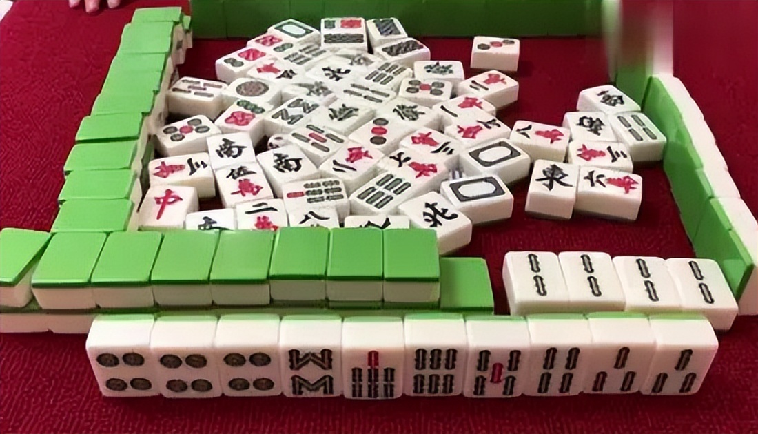 小伙经营麻将馆自己发明纸牌,小伙发明纸牌麻将