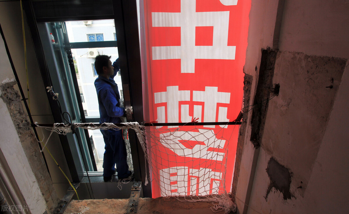 旧楼加装电梯，6楼后悔了：多花了钱，换来4个“新麻烦”