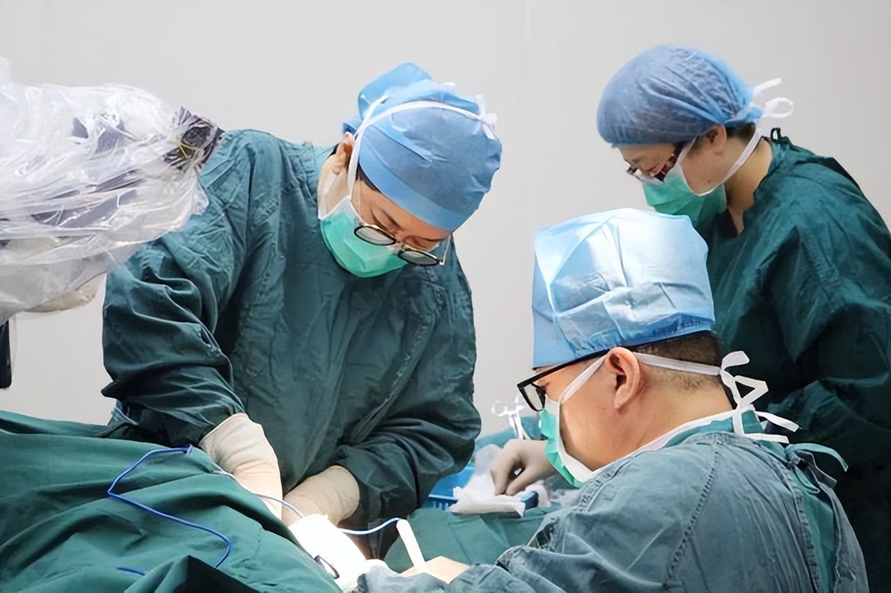 手术时，为啥切开皮肤几乎不出血，生活中稍微划破就会流血呢？