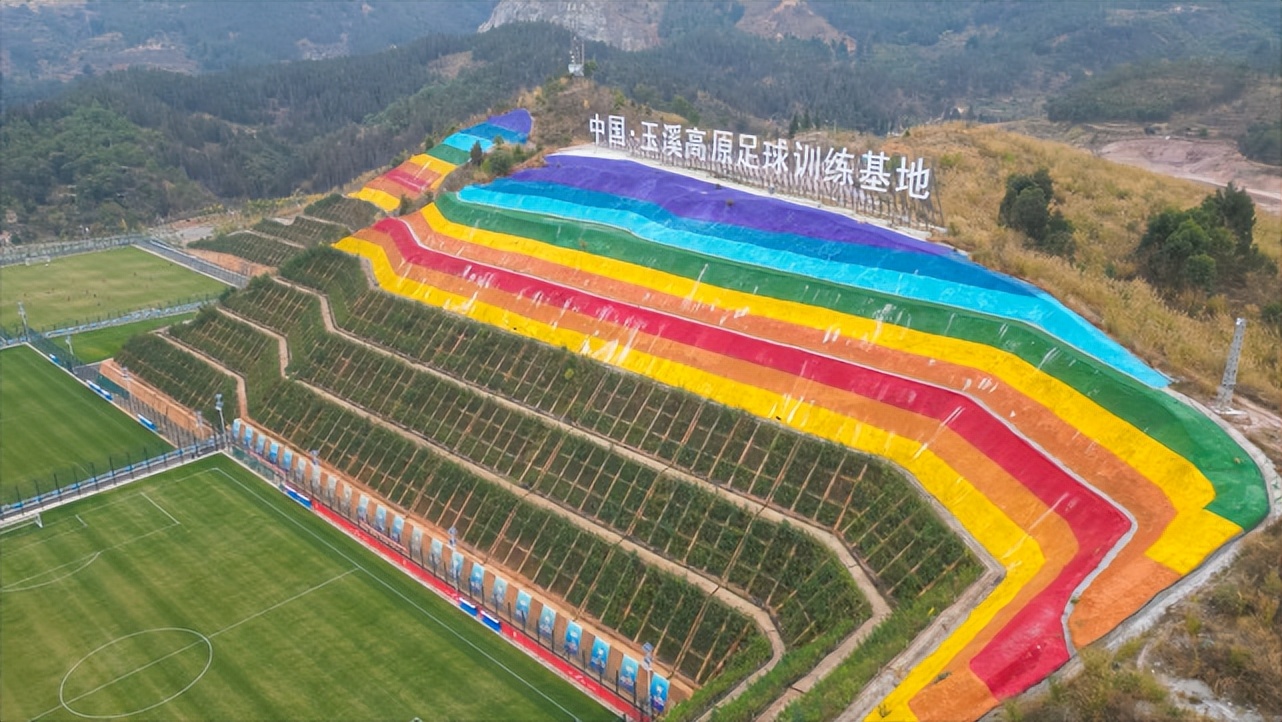 过“足”瘾放开踢云南高标准足球场地助力县域足球赛成功举办