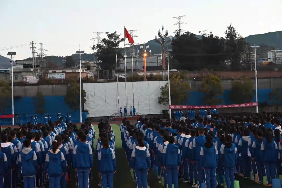 走出1大学校长2央视主持，凉山州1中学再放大招意欲再创辉煌