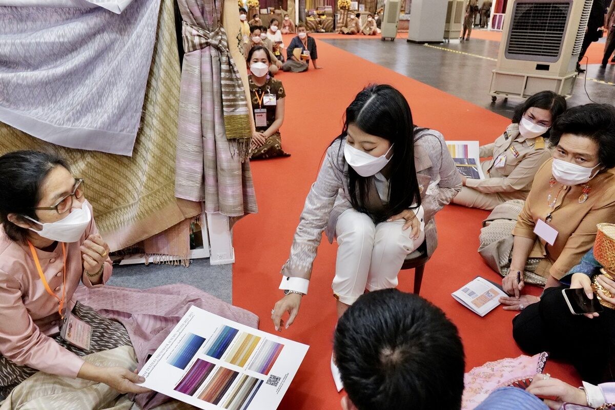 泰国神兽公主身材好辣！白衬衫裹身掩不住丰胸，可惜35岁仍是单身