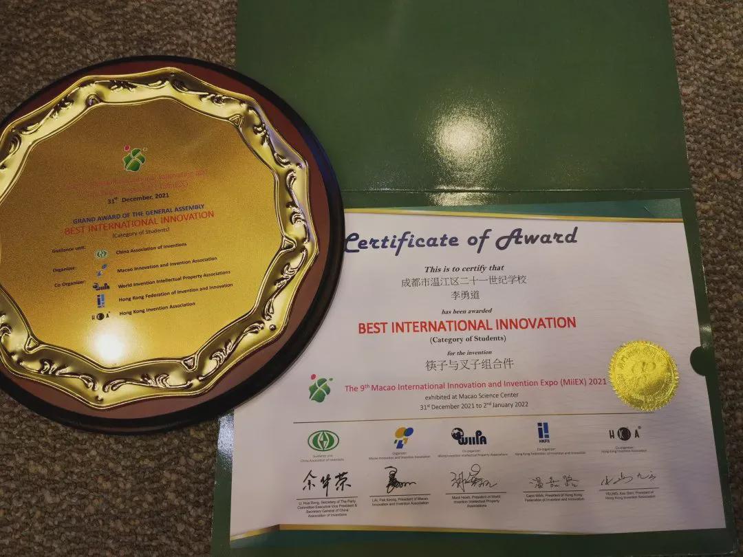 拿奖到手软的学生,拿奖状拿到手软