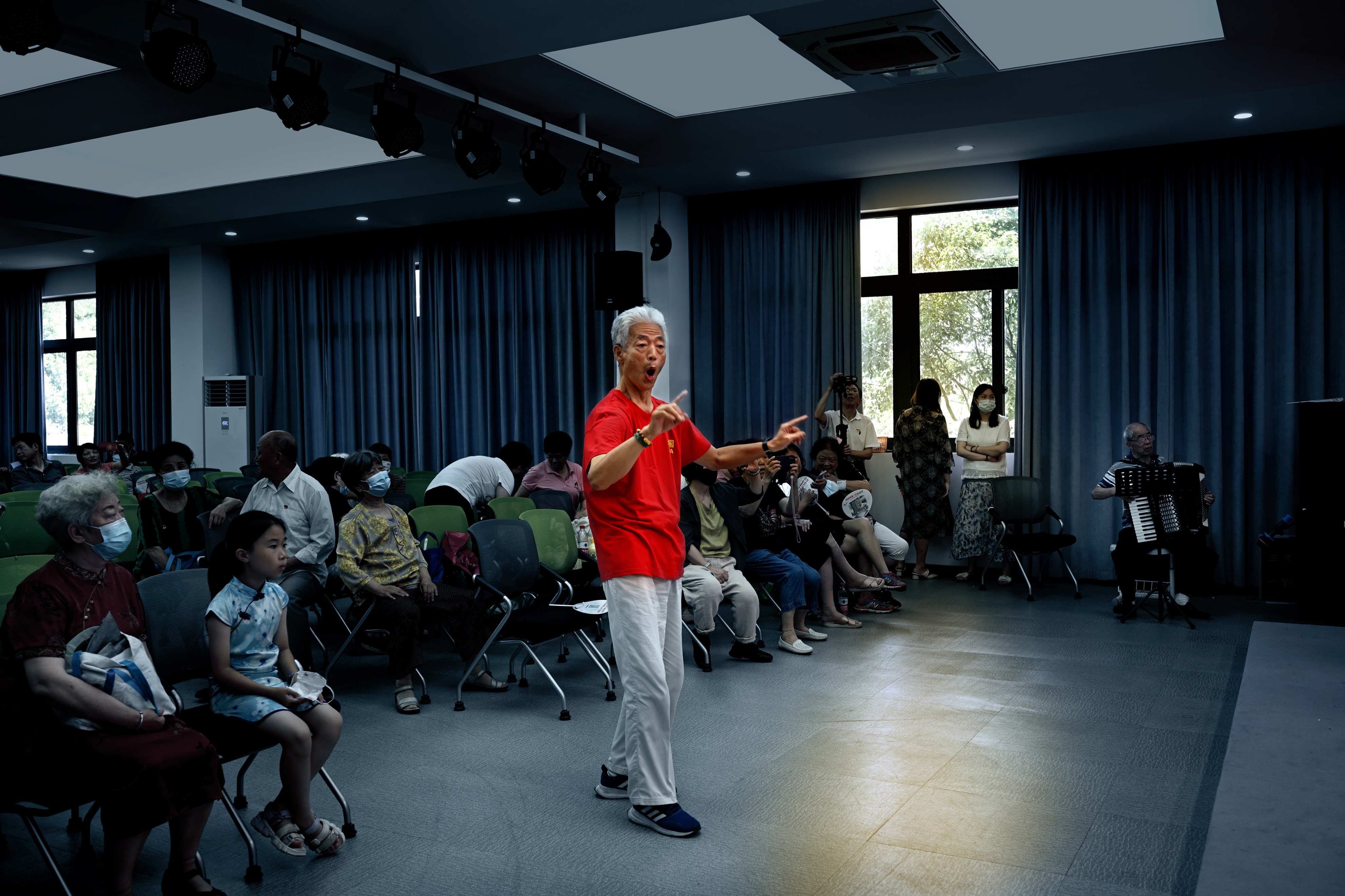 上海的老年人补贴在什么卡领取,上海的老年人相亲公园在哪