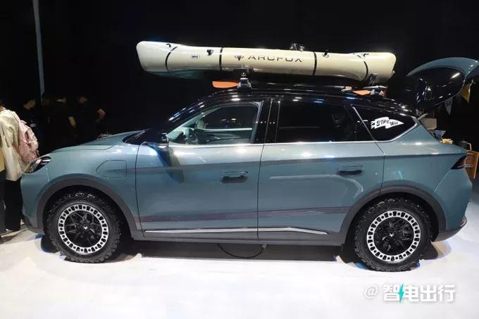 男子送老婆一辆车老婆竟说要离婚,男子送老婆一台新能源电动车