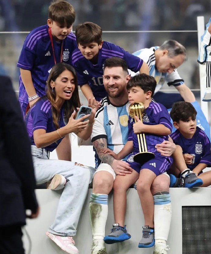 梅西有多火？捧杯图点赞数超5600万，打破C罗纪录，4亿粉丝太疯狂