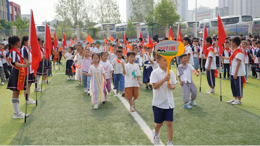 高举队旗跟党走争做优秀少先队员,高举队旗跟党走争做新时代好少年