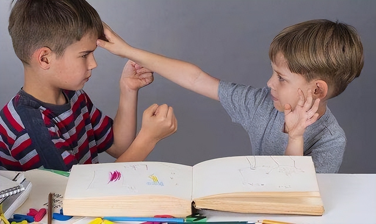 孩子玩的室内游乐场被打,孩子玩耍时老是被另外一个孩子打