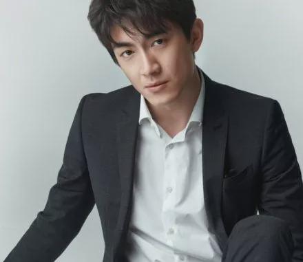 尴尬不失礼貌的微笑林更新,林更新不演戏吗