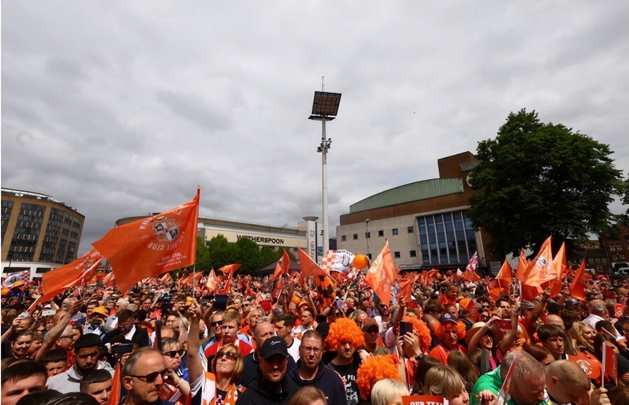 英超扩建球场计划方案,卢顿球场改造方案