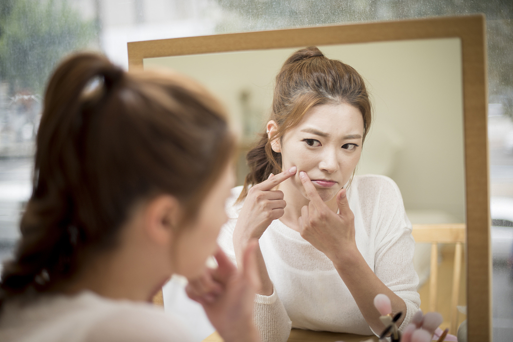 脸上长白头粉刺咋消除,脸上长粉刺疙瘩怎么办