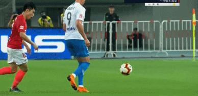 足球剪刀腿两人受伤,最悲壮的犯规郑智