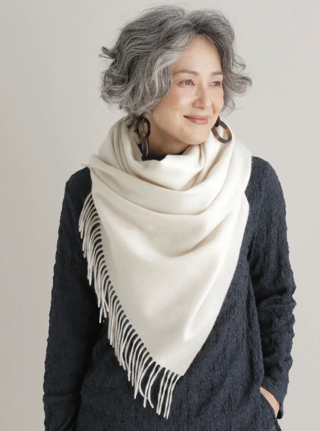 60岁白发女人弄什么发型,六十岁女人有白发又不想染怎么办