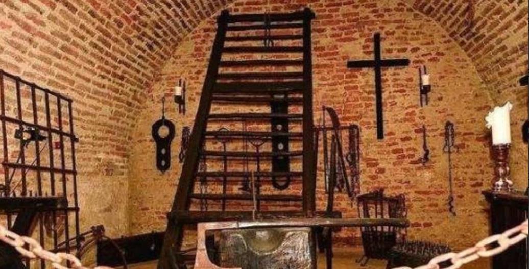 “高雅与残忍并存：女犯人遭受虎豹戏春刑罚的惊人全过程”