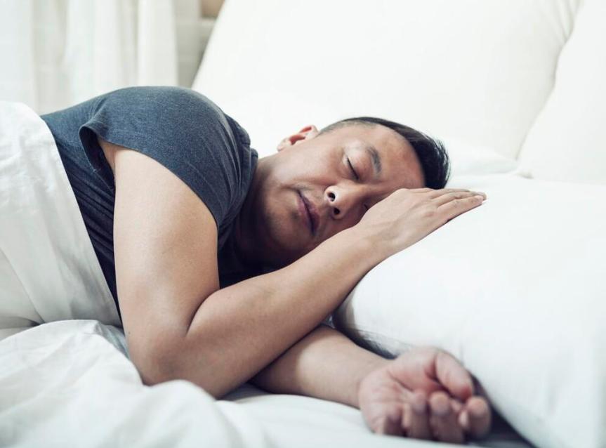 饿肚子睡觉和吃宵夜哪个危害大,睡前吃夜宵和饿肚子睡觉哪个健康