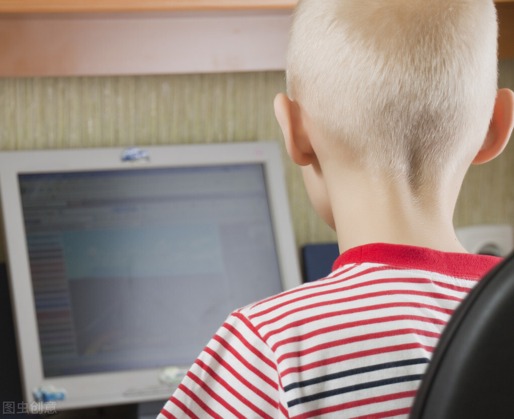 长出了很多白头发什么原因,年轻人突然长出白头发是什么原因