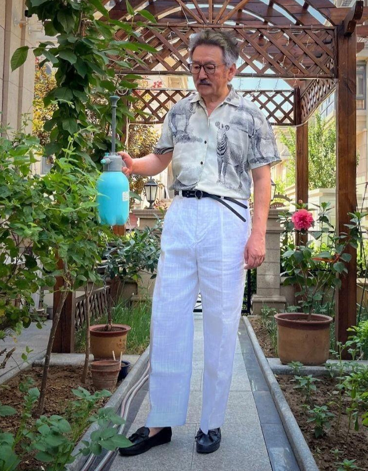 男人上了年纪：一定要多穿这4种“男神色”，气质拉满，年轻10岁