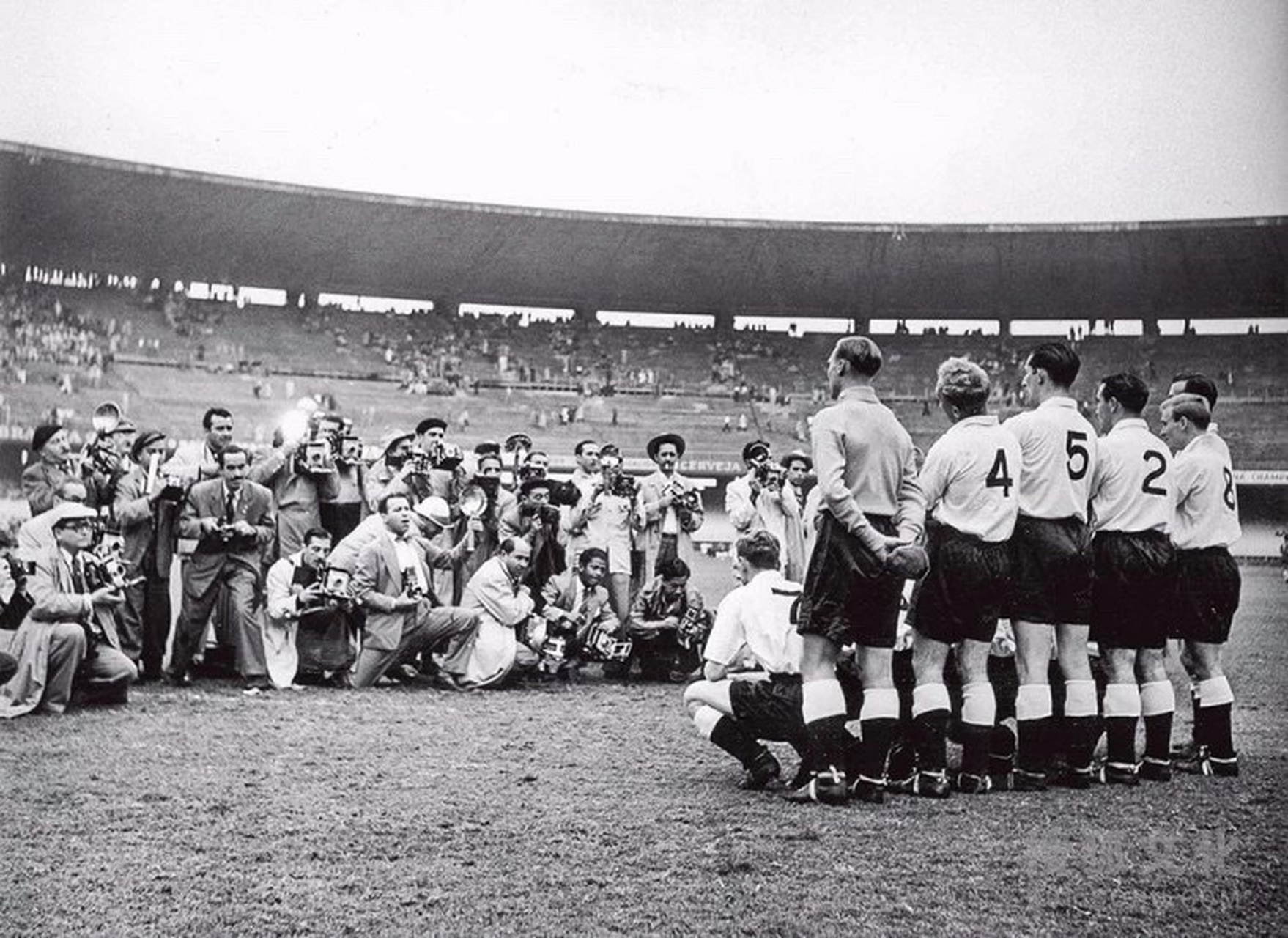 足球场上的暴力打裁判场面,足球十大裁判惨案