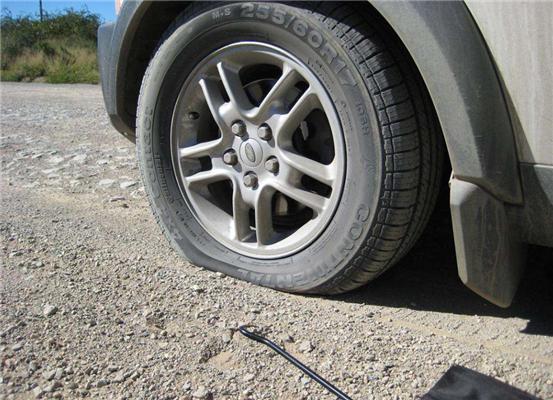 轮胎缺气的话开起来响吗,轮胎缺气行驶了一段距离还能用吗