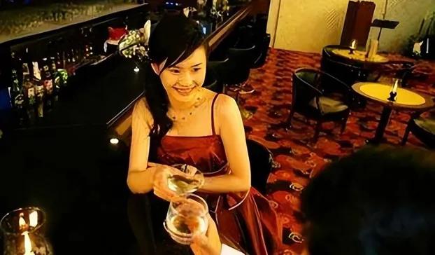 大搞权色交易，19岁参加工作，15年内贩卖情报800份获利21万美元