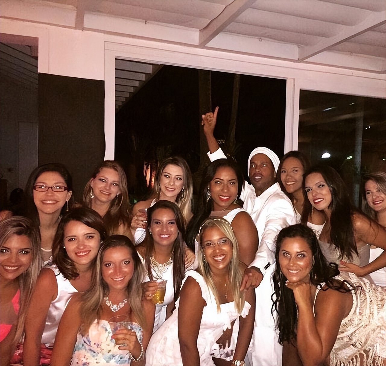 足球巨星小罗去nba,小罗现身nba现场