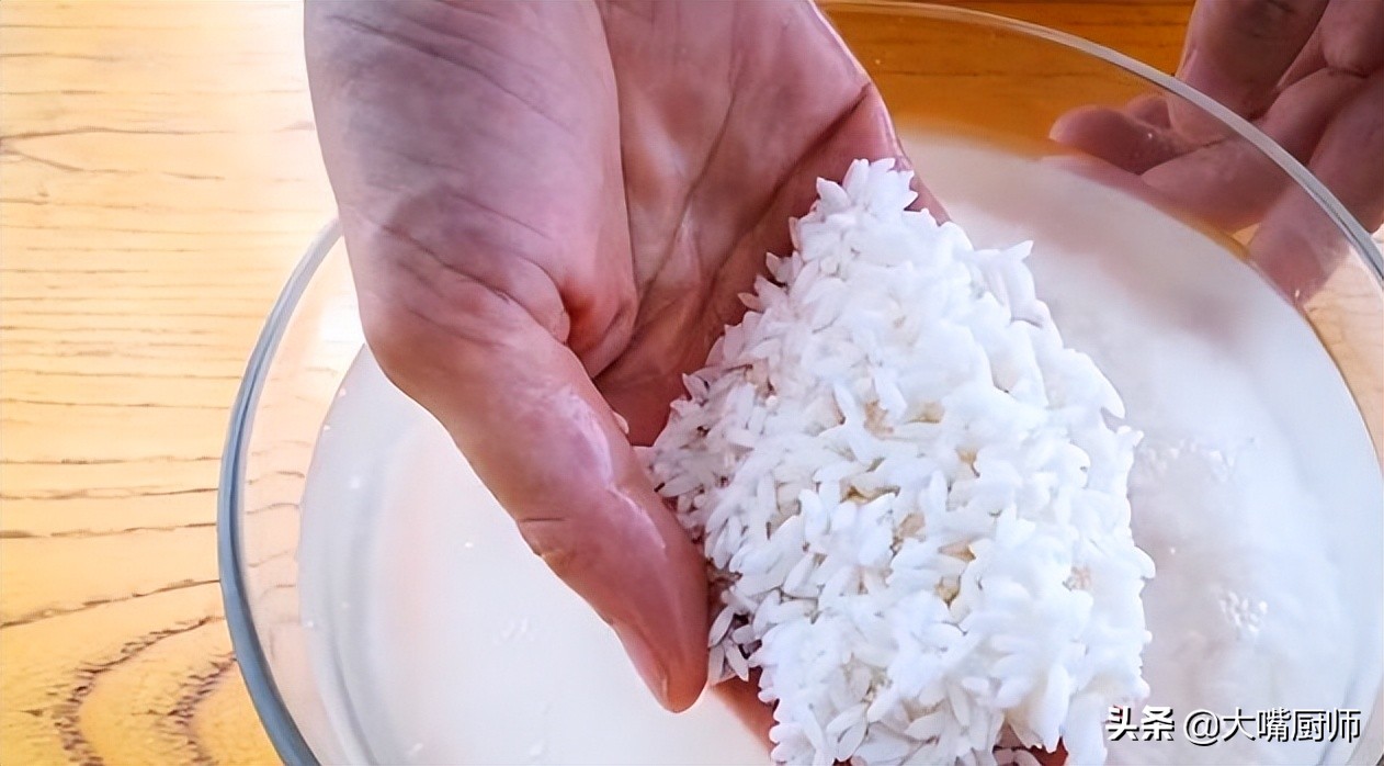 快速煮米饭小技巧图解,米饭别只加水了教你一招松软香甜