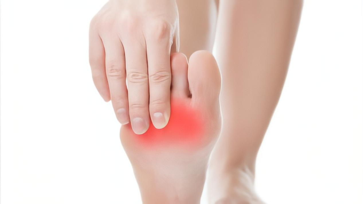 脚底板爱紫是什么原因,脚底板爱起皮是怎么回事