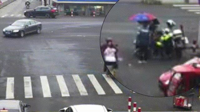 外卖小哥带着孩子送外卖警察帮忙,外卖小哥在十字路口执勤