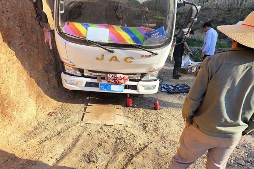 男子新车跑20万公里，成功将车跑报废，4S店：买完车就没有熄过火