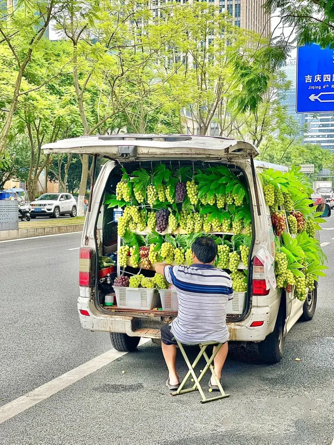95后夫妻摆摊月入过万,摆地摊年薪百万