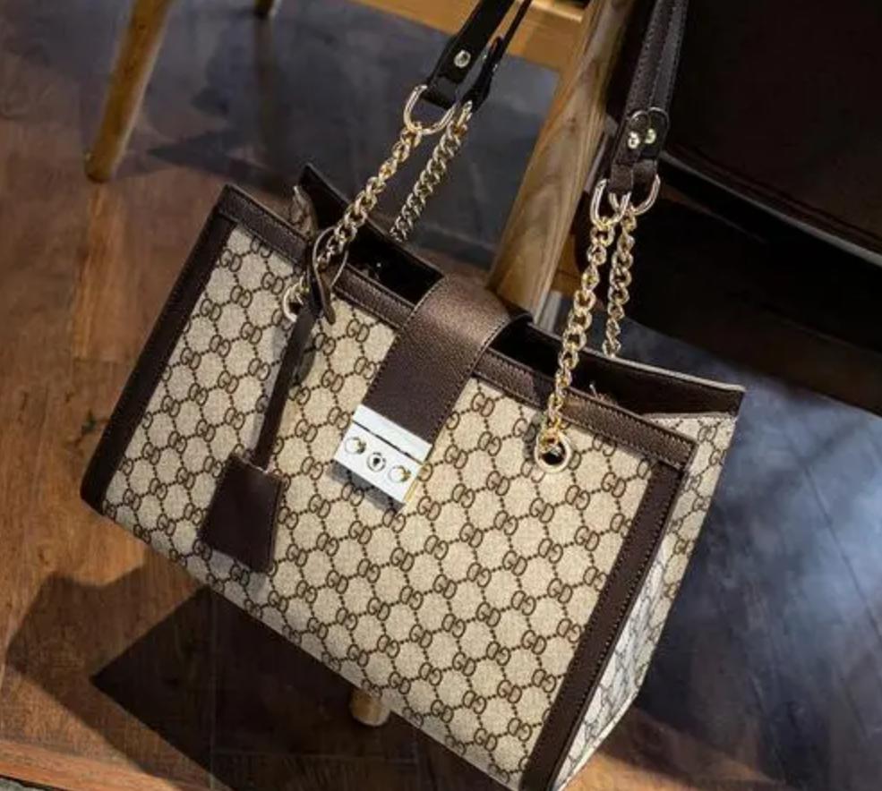 男子网约女子被要求买手机,男子约网聊女子见面就买包