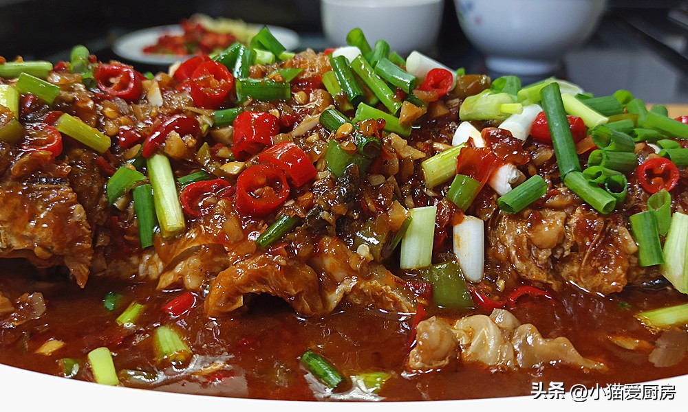 农村下酒菜泡椒蒸腊草鱼,酸菜泡椒草鱼的家常做法