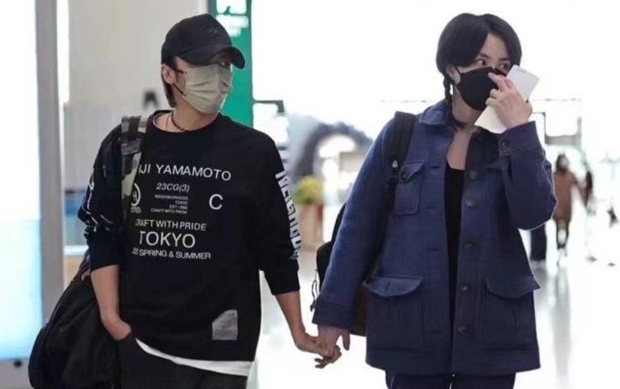 谢霆锋王菲机场合照,王菲谢霆锋经济舱