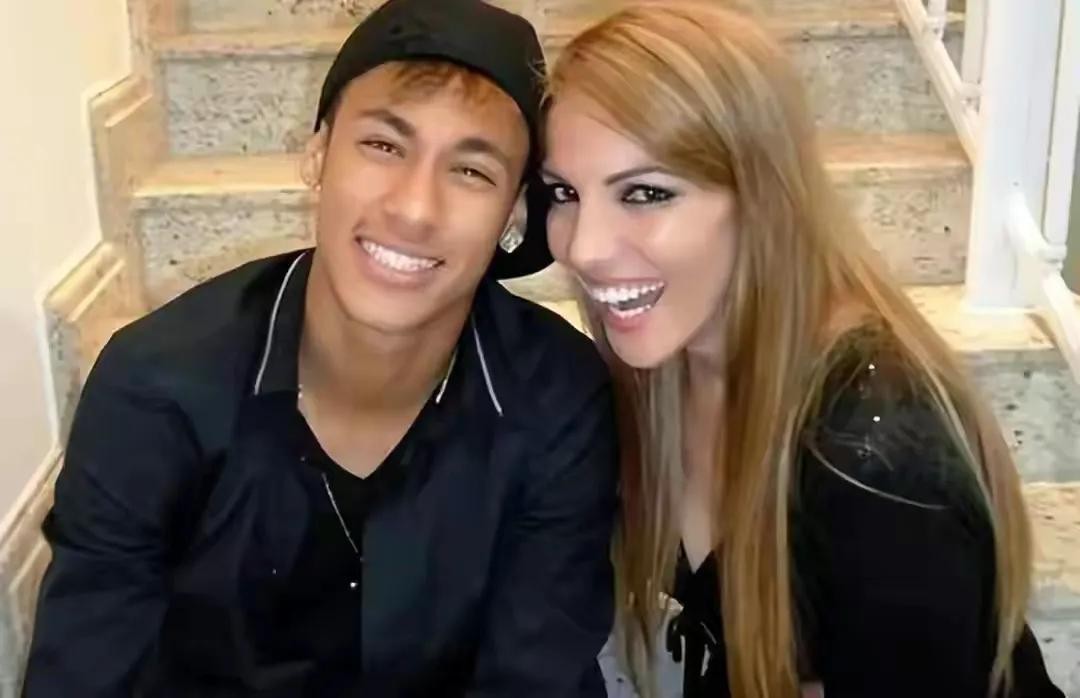 足坛“风流大师”，17岁当爹，30岁已换20个女友，如今女友又怀孕